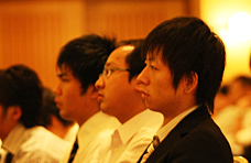 真剣に講演を聞く生徒たち