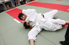 優勝トロフィー返還