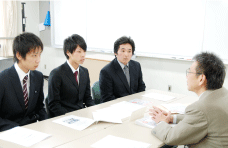 真剣に将来を聞く生徒たち。